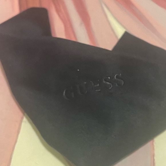 NWOT Guess White Sunglasses with gold Details , cleaning cloth and case - Picture 7 of 8